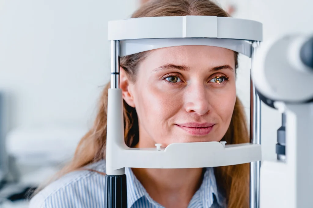 Patientin beim Augenarzt