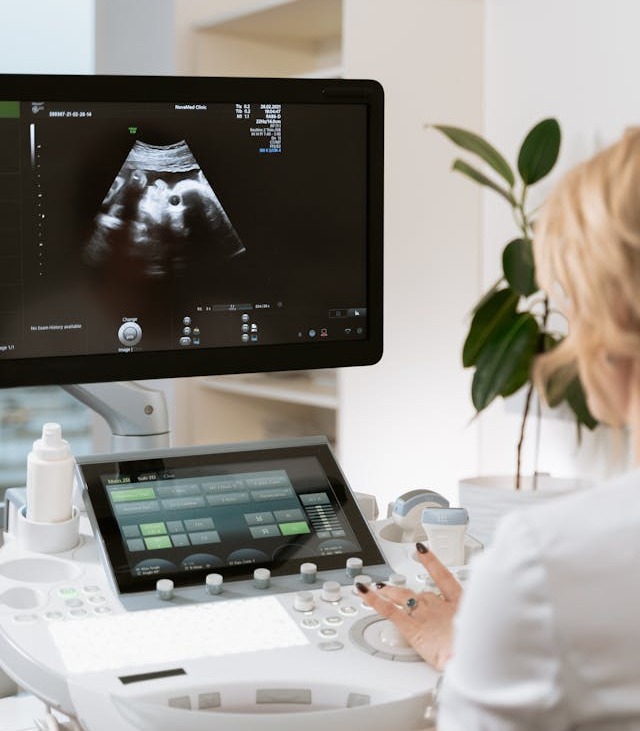 Gynäkologin arbeitet am Ultraschall Monitor.
