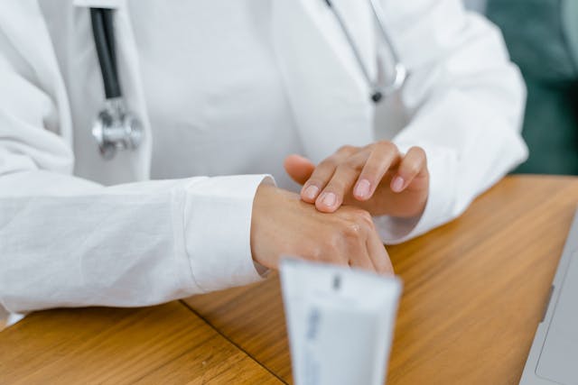 Dermatologin am Tisch mit Hautcreme