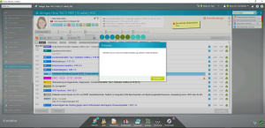 Screenshot der medatixx-Praxissoftware mit der Dokumentationsansicht einer Patientin, einem eingeblendeten Hinweis-Dialog mit dem Text „Patientin muss noch Einverständniserklärung DSGVO unterschreiben" sowie einem gelben Notizzettel mit der Erinnerung „Bei nächster Blutentnahme TSH".